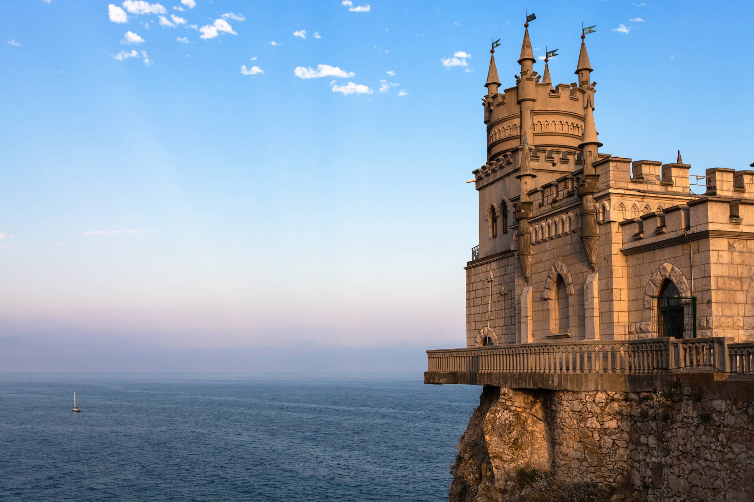 swallow-nest-castle-over-black-sea-in-crimea-P3ZECFW (1)